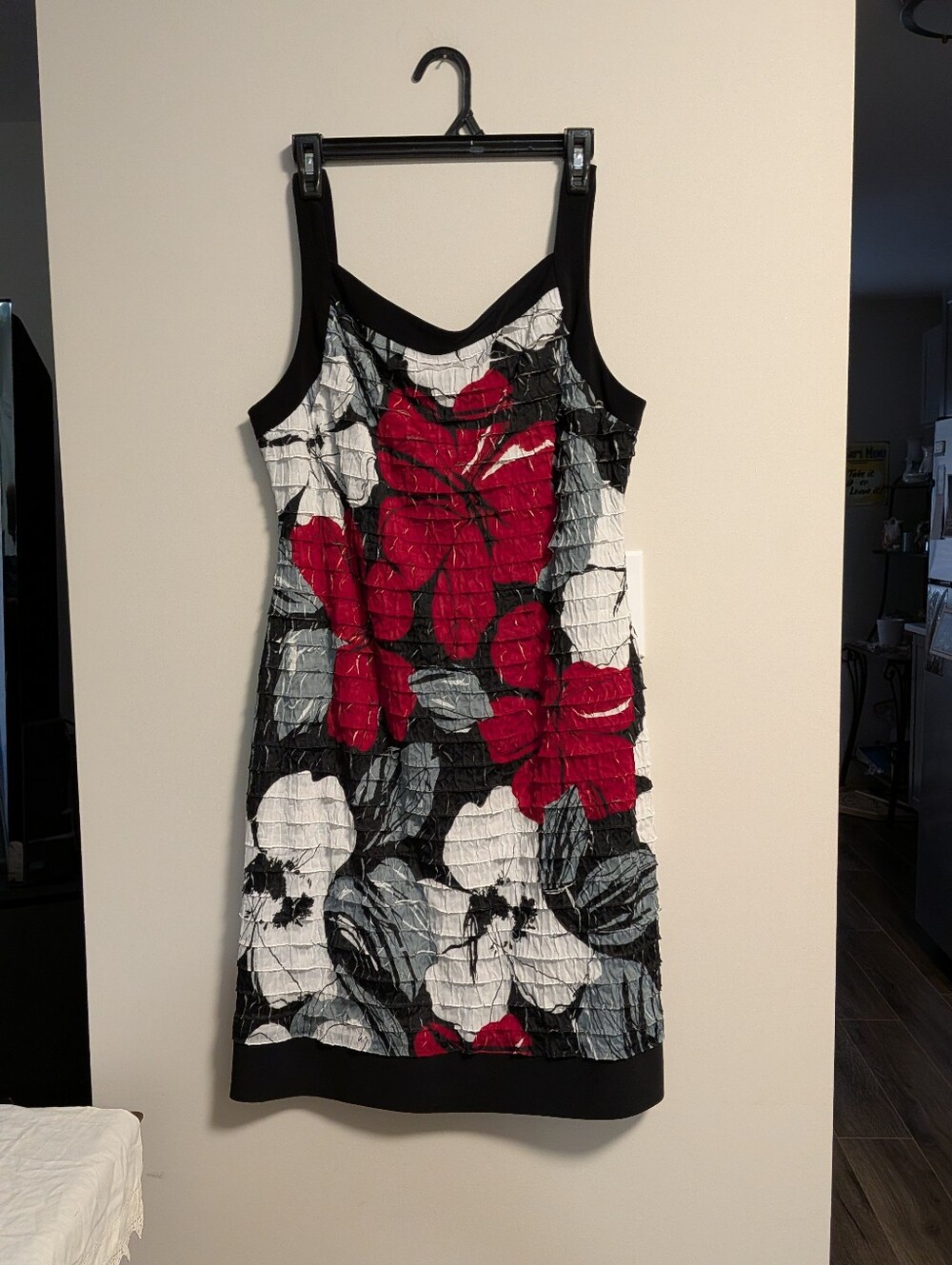 Joseph Ribkoff. Sleeveless Floral Ruffle Shift Dress - Red, Black & White. EUC.